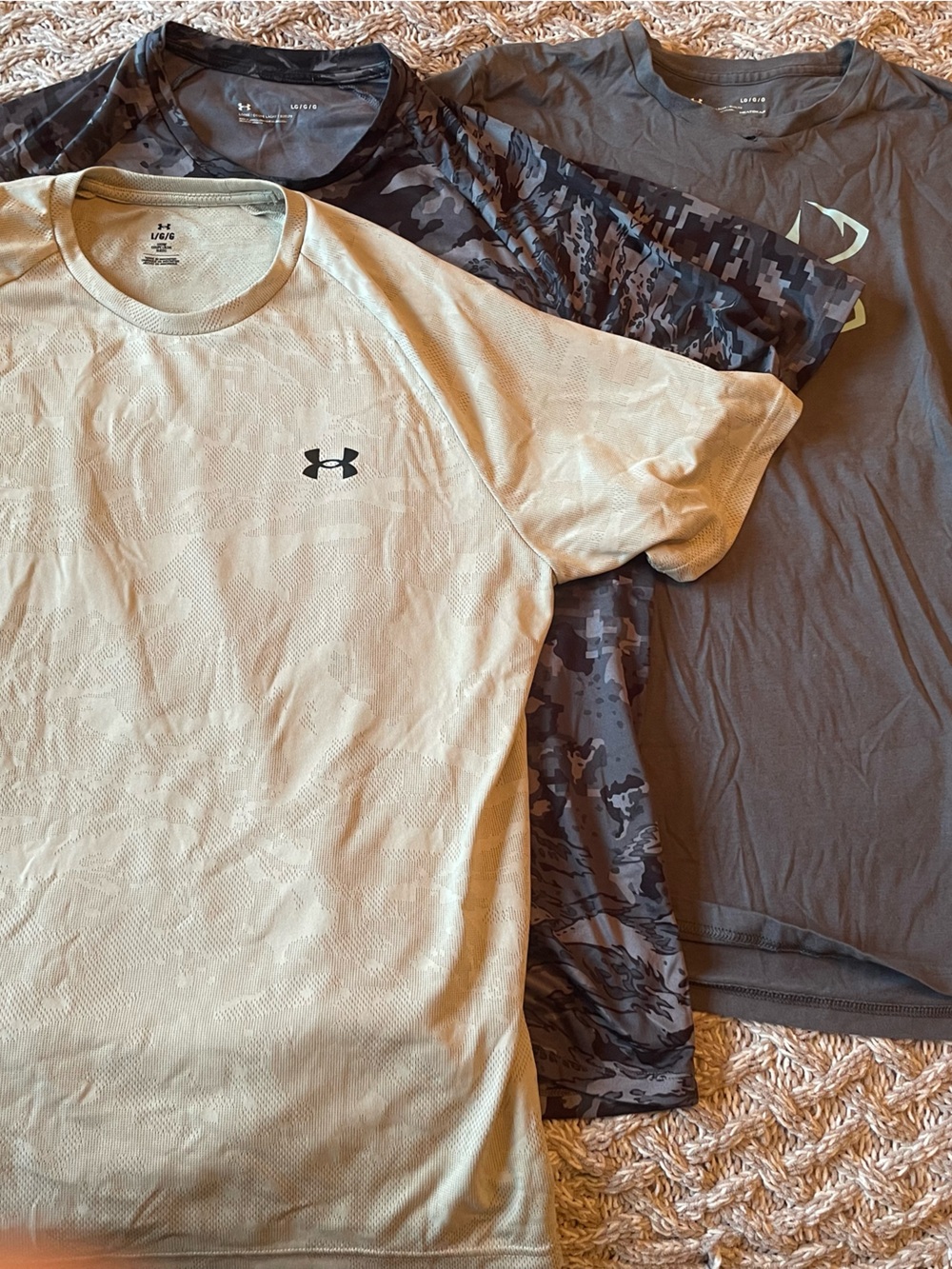 THREE 👕 Large Under Armour Men’s Short-Sleeve Performance Tee – Olive/Gray/Camo